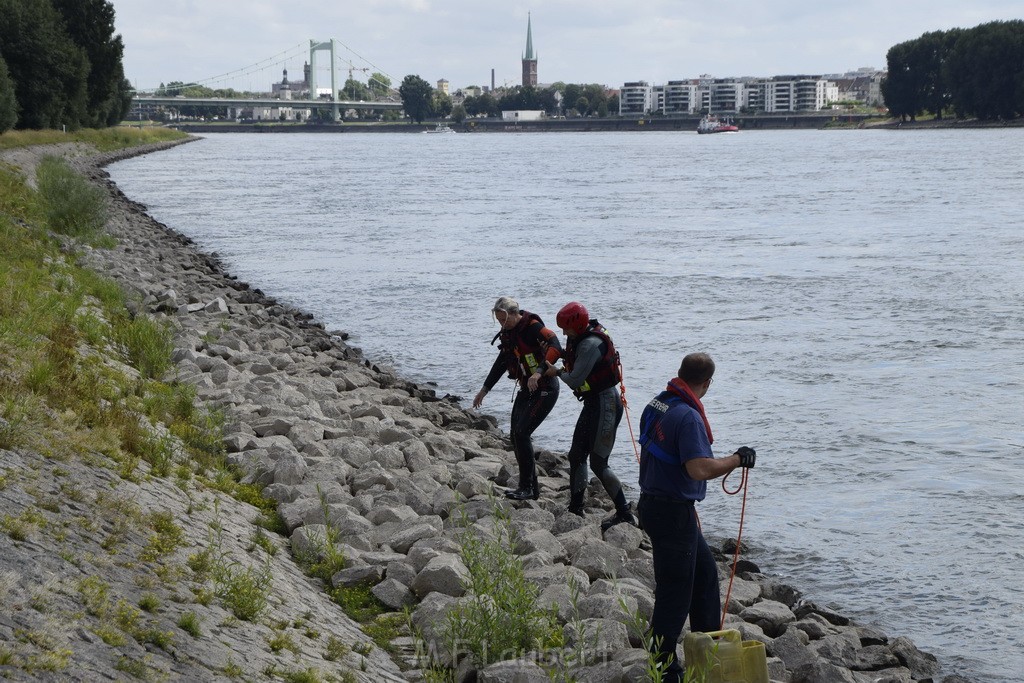 Uebung BF Taucher und Presse Koeln Zoobruecke Rhein P309.JPG - Miklos Laubert